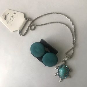 🌊Blue earrings and a blue turtle chain.❤️
